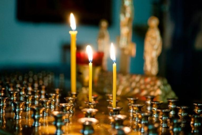 sviečky v kostole a fajčenie počas pôstu