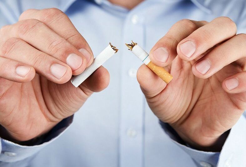 Muž prelomí cigaretu