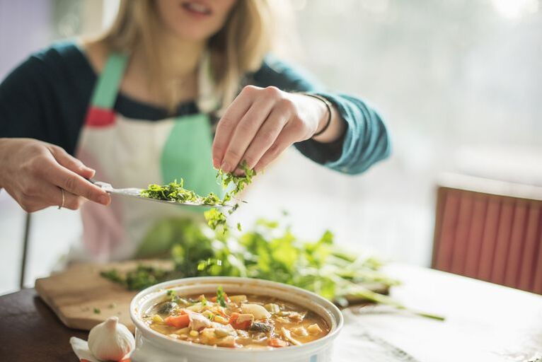 Príprava užitočného jedla s ostrým odmietnutím fajčenia