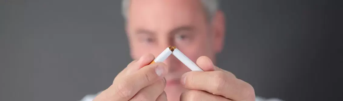 človek rozbije cigaretu